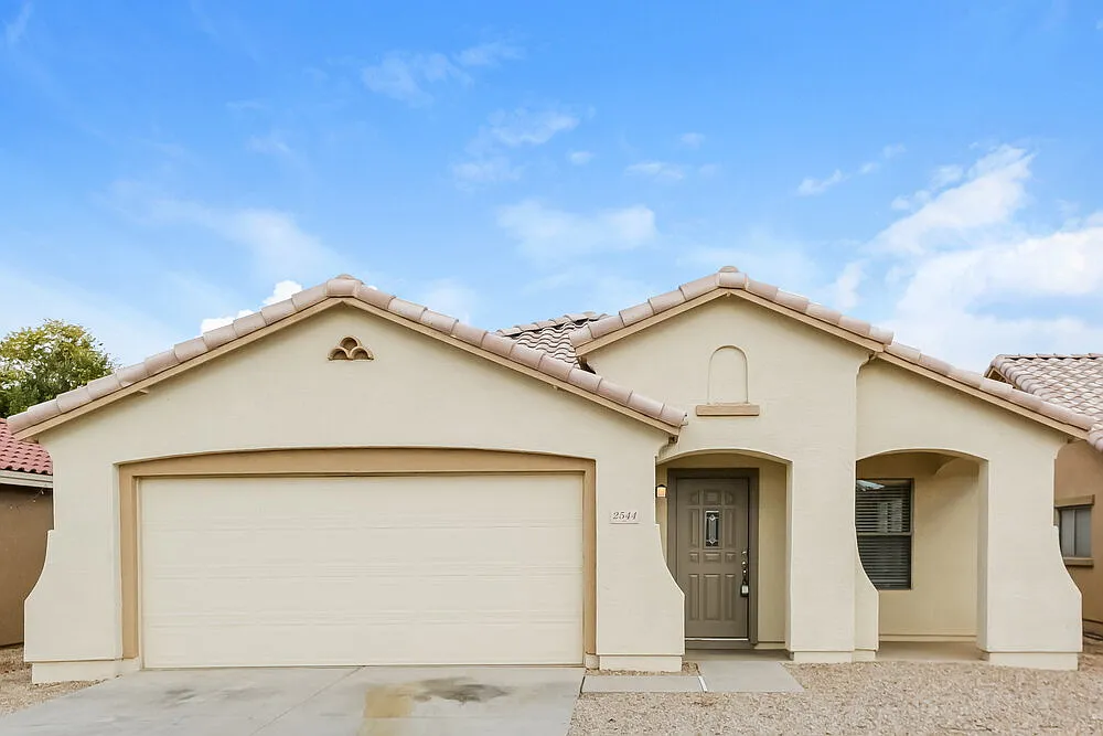 3 bed, 2.0 bath, 1548 sqft, $2,030 — Photo 1