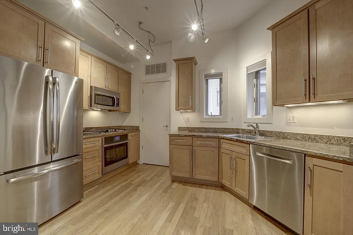 Building Photo - 2357 Champlain St NW #201