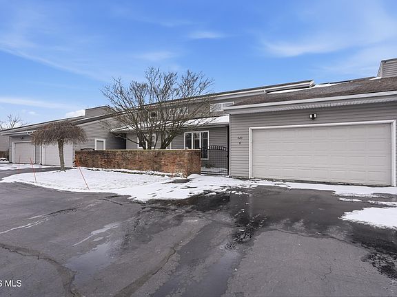 2nd image of 821 Fox Run Rd APT 6