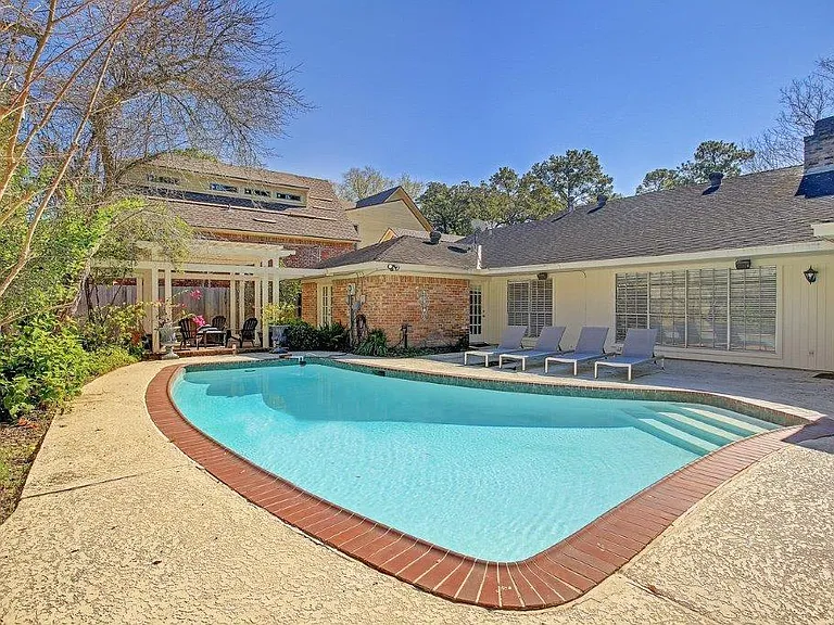 beautiful pool that is 9 feet deep and maintenance is included