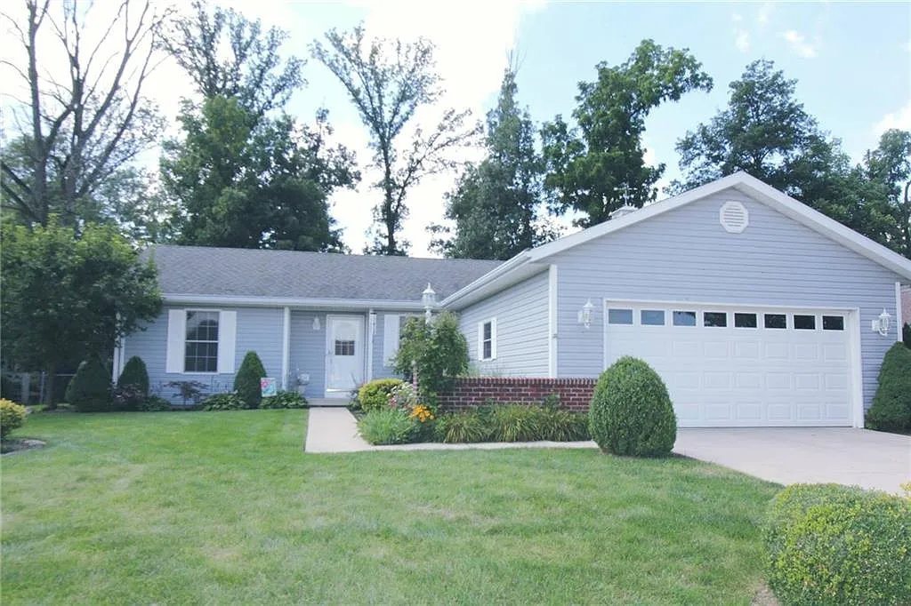 1005 Laura Dr photo 1