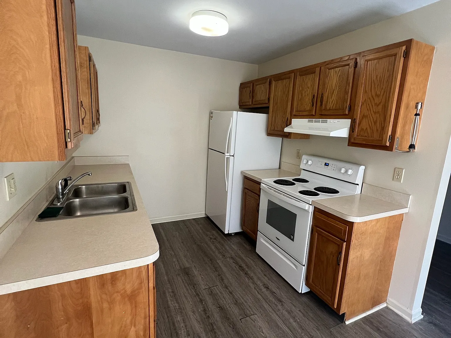 335 E Maple St — Photo 2