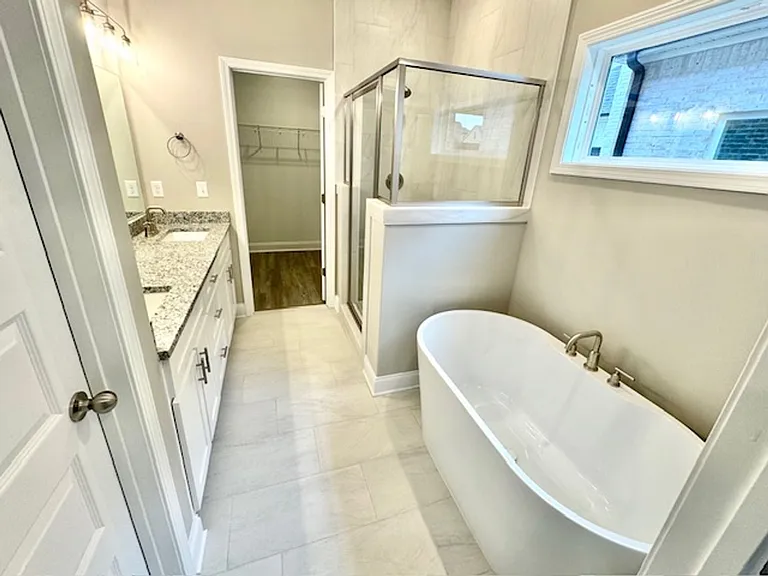 572 Rosalie Woods Dr — Photo 8