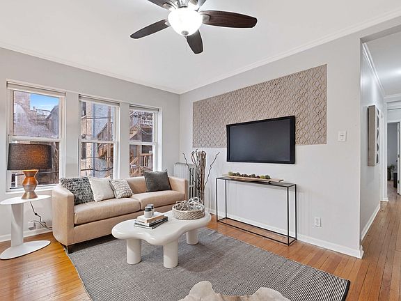 4th image of 2311 W Ainslie St #2