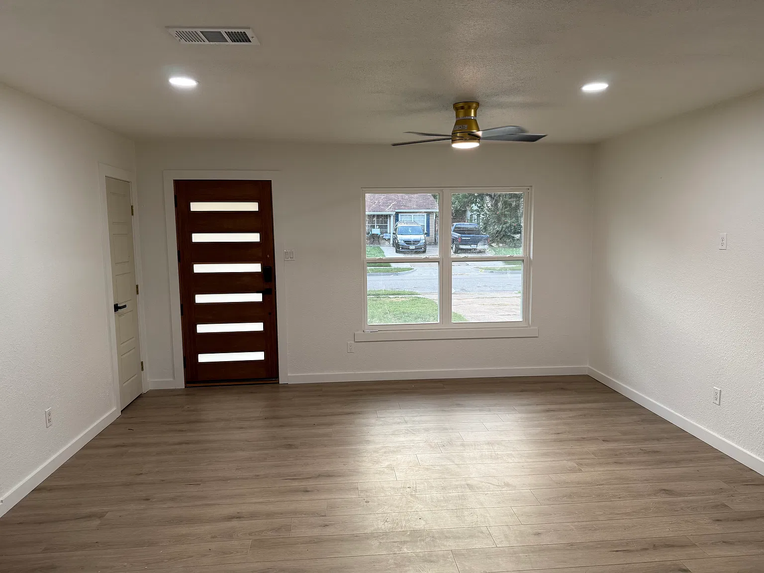 3 bed, 925 sqft, $2,300 — Photo 4