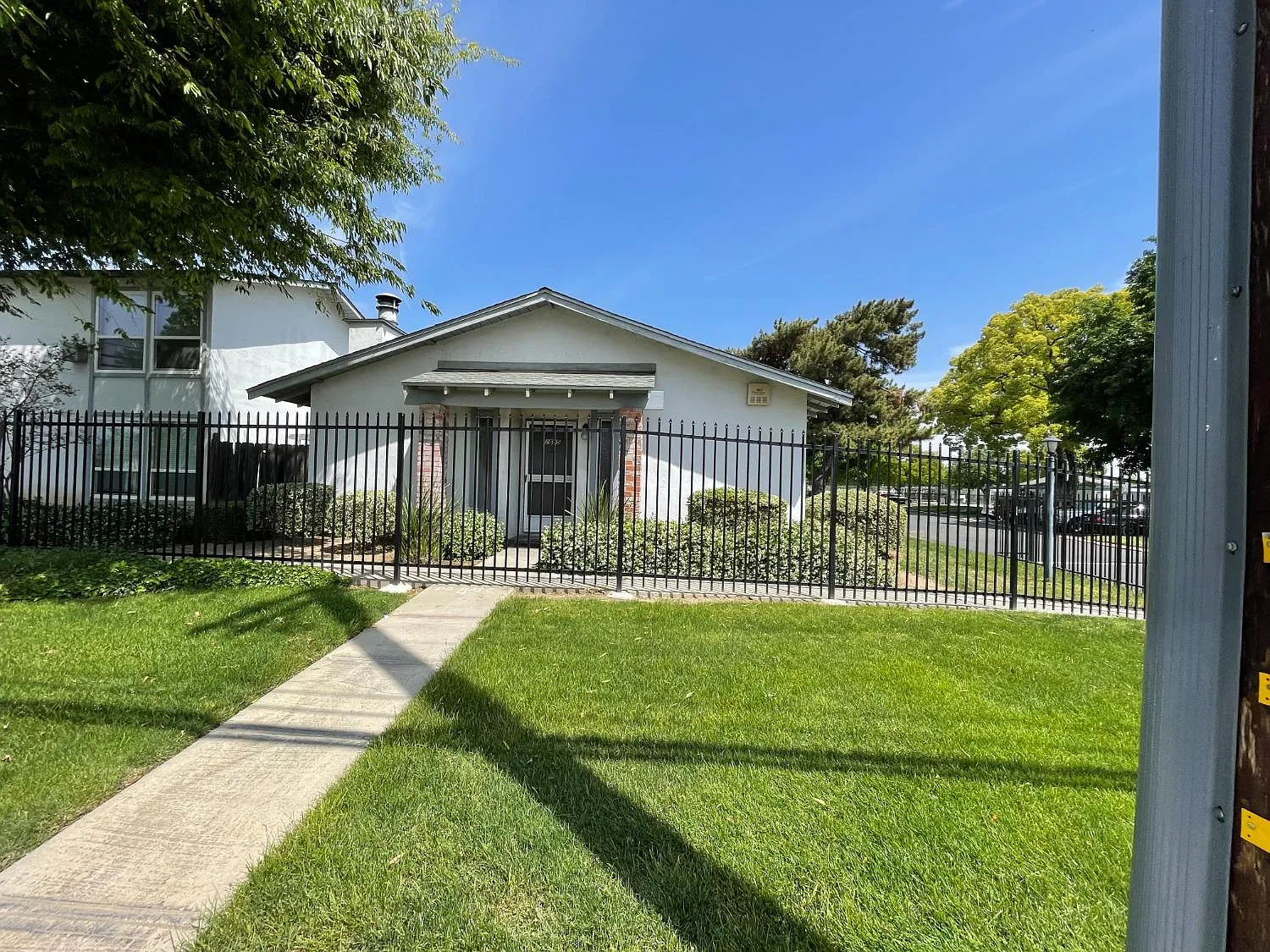 2605 Parklane photo 1