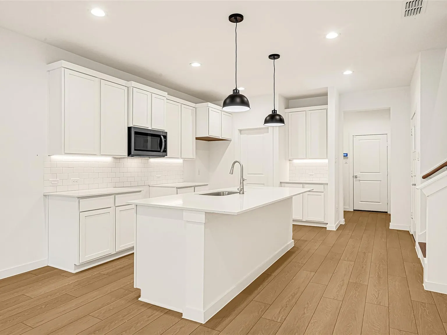3 bed, 3.5 bath, 2275 sqft, $2,800 — Photo 2