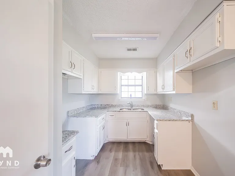 7260 Northbrook Dr — Photo 4
