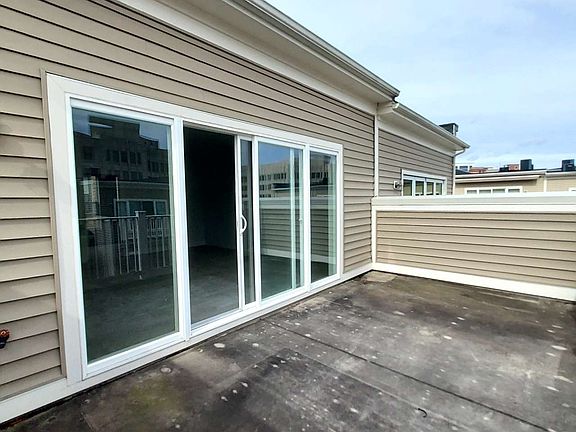 5th image of 932 King Farm Blvd