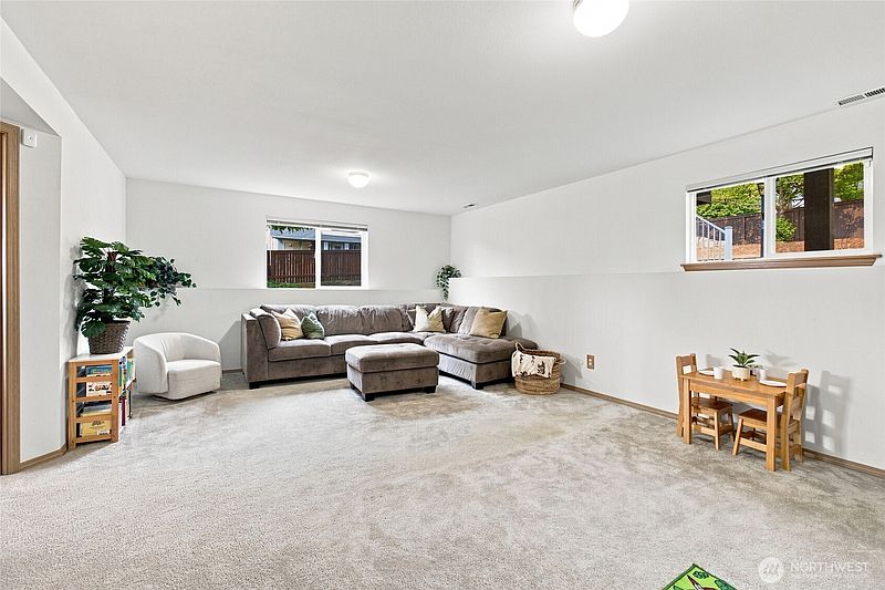 3rd image of 505 Hemlock Avenue