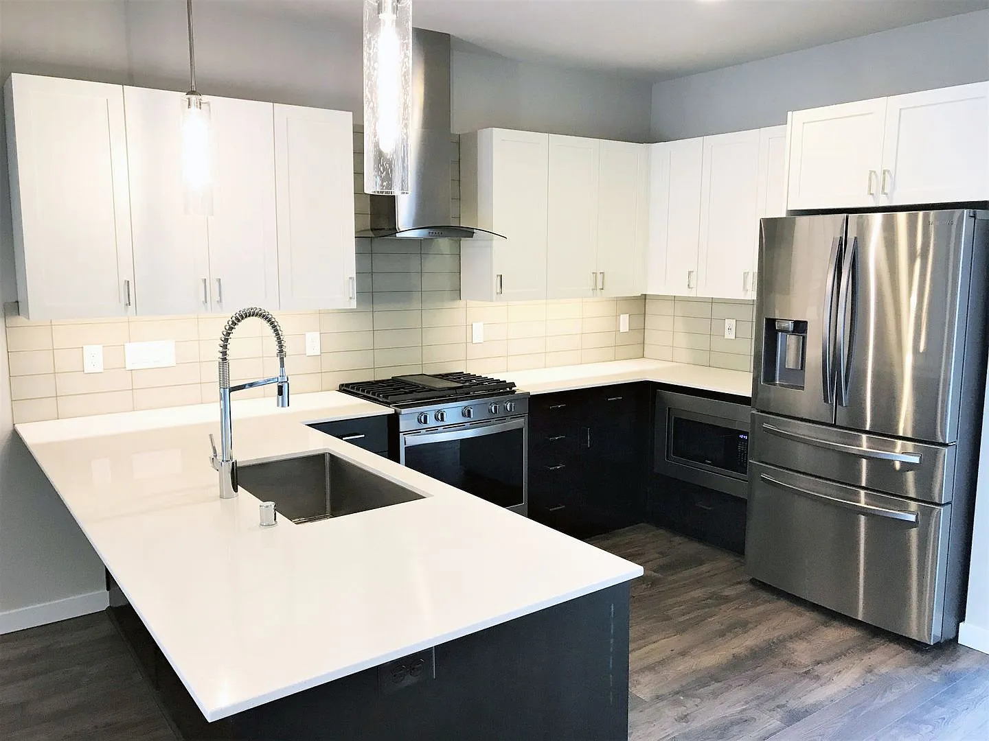 Contemporary Wedgwood 3 Bed, 3 Bath Townhome W/ 10' Ceilings On Main Floor — Photo 3