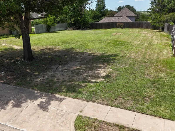 10004 Stoneleigh Dr, Benbrook, TX 76126