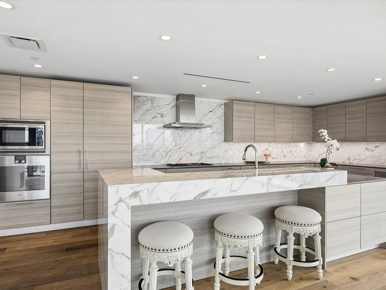 2 bed, 2.5 bath, 2420 sqft, $20,000 — Photo 2