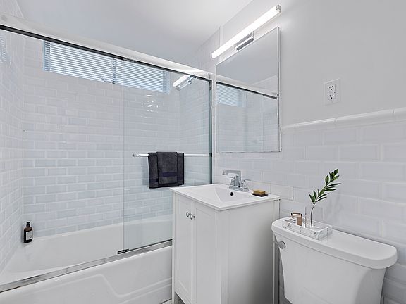 5th image of 65 W 55th St
