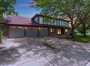 910 Howard Ave, Des Plaines, IL 60018