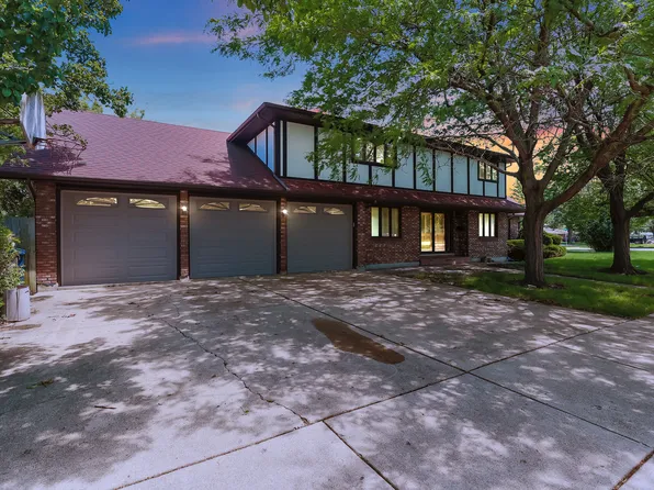 910 Howard Ave, Des Plaines, IL 60018