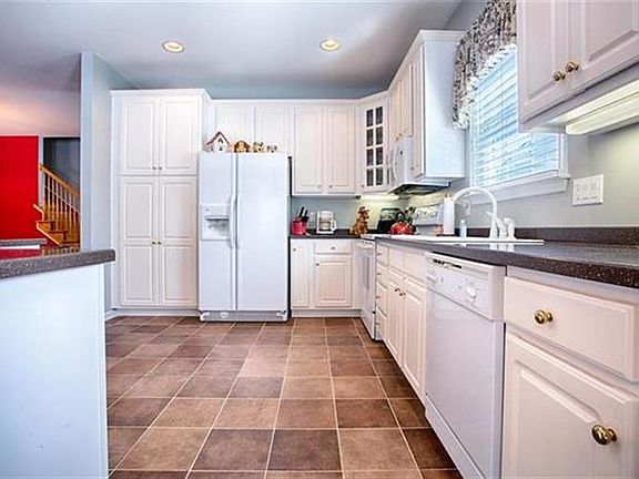 4th image of 144 Glenmoor Cir