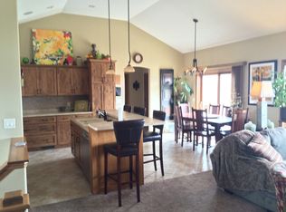 925 Fox Valley Dr, North Liberty, IA 52317