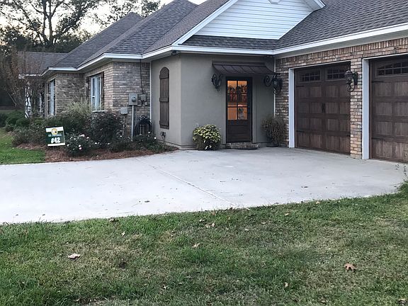 Frind’s entrance beside gara