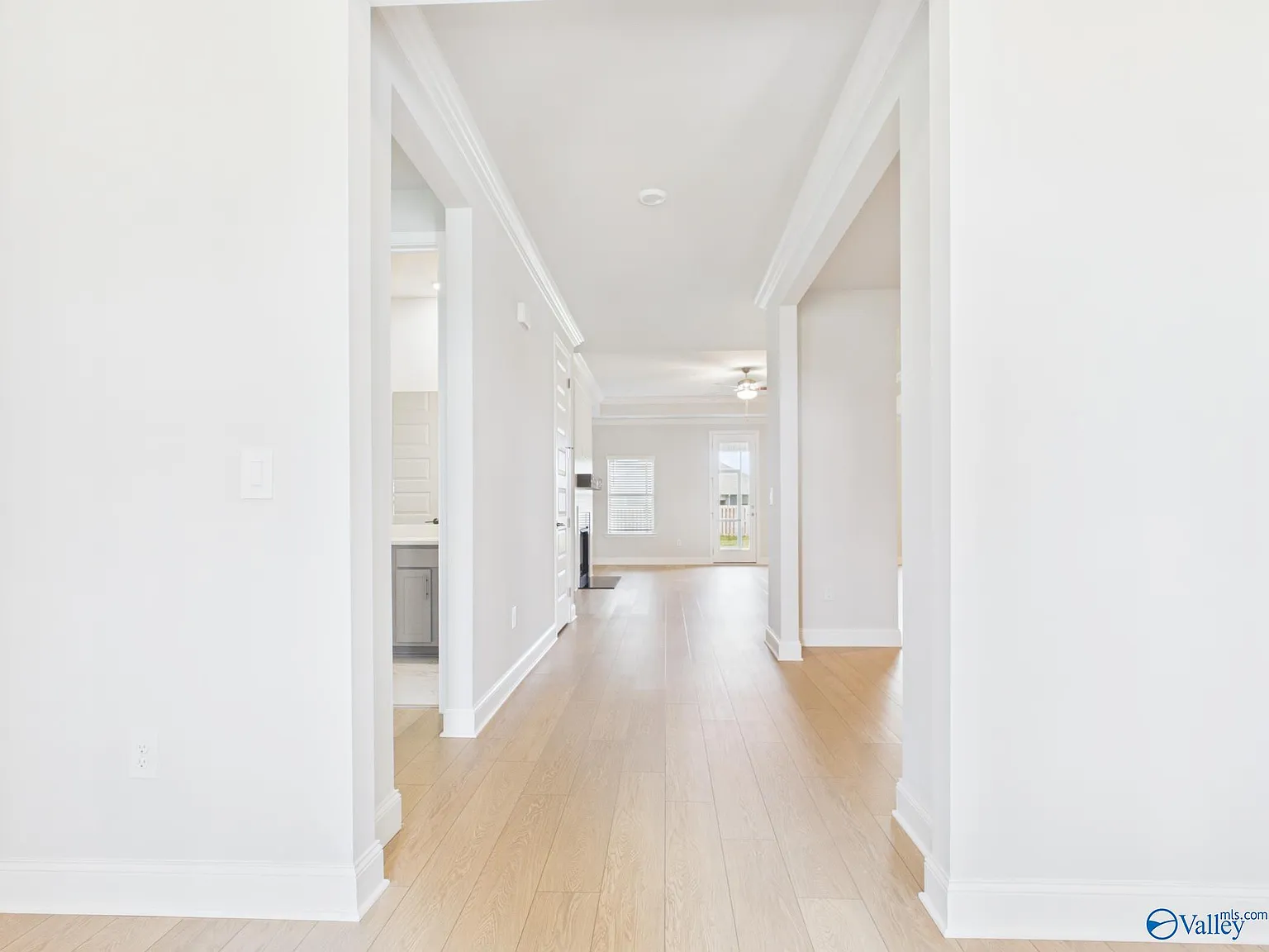 4 bed, 3.0 bath, 2828 sqft, $2,500 — Photo 4