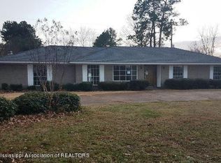 103 Country Club Dr, Greenwood, MS 38930