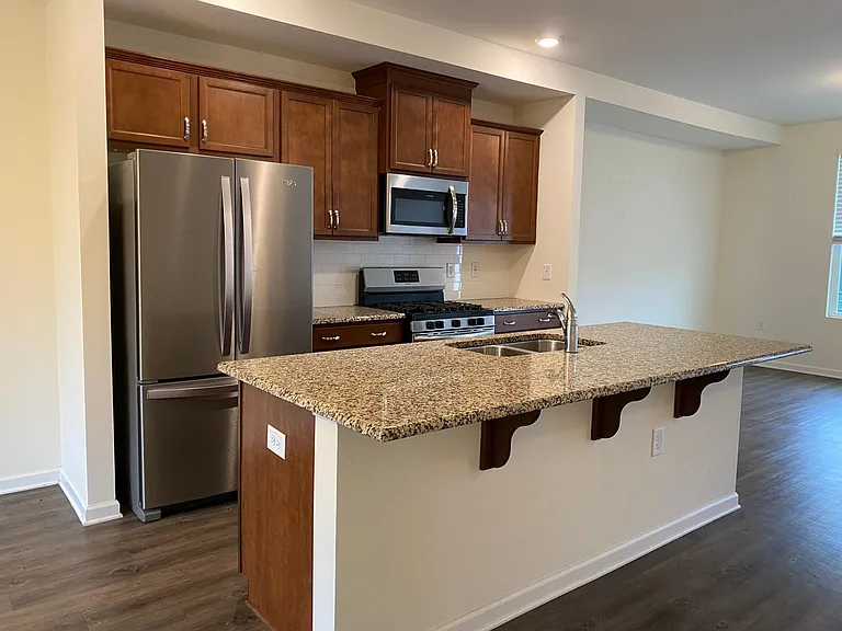 324 Skymont Dr — Photo 2