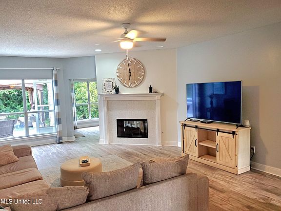 4th image of 12 N Lakeview Dr