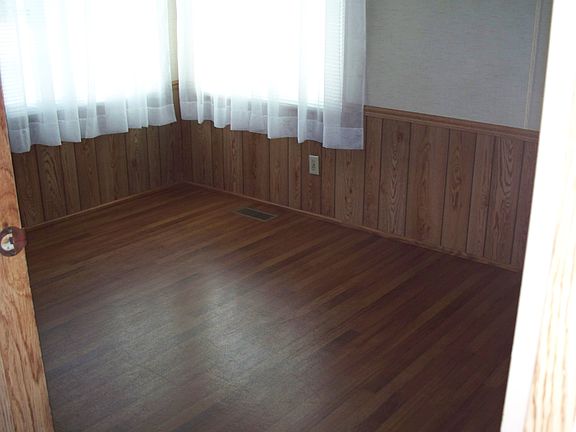 Hardwood floor in guest bdr