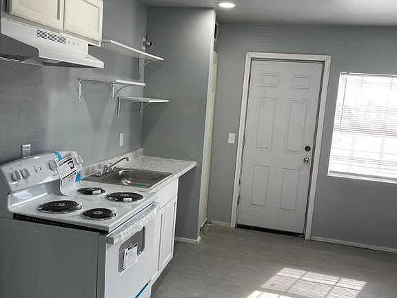 4th image of 3311 N Jackson Ave #2