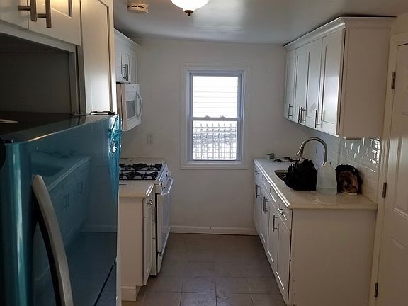 3rd image of 39 Louis St