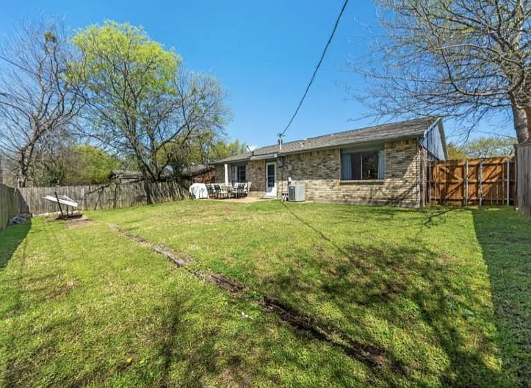 526 Windsor Dr — Photo 15