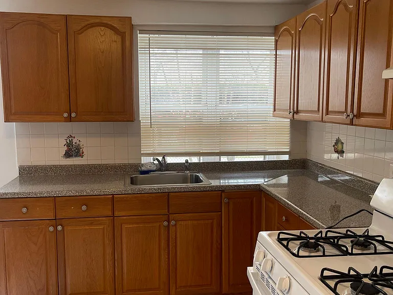 1284 Pelham Pkwy S #1A — Photo 3