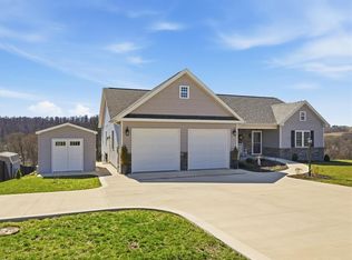 2 Stonegate Dr, Burgettstown, PA