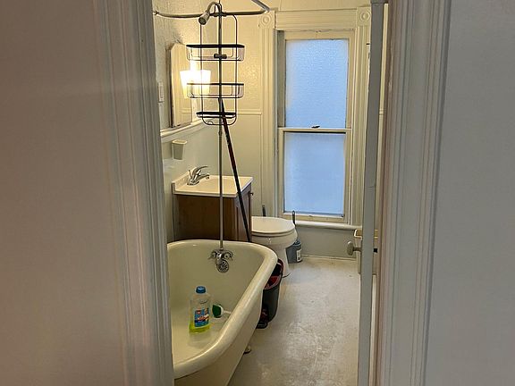 5th image of 231 Caledonia St