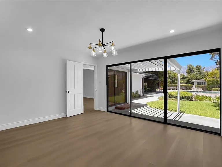 325 W Le Roy Ave — Photo 11