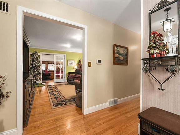 4th image of 646 Robinson Ave