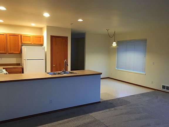 view of kitchen/dining area