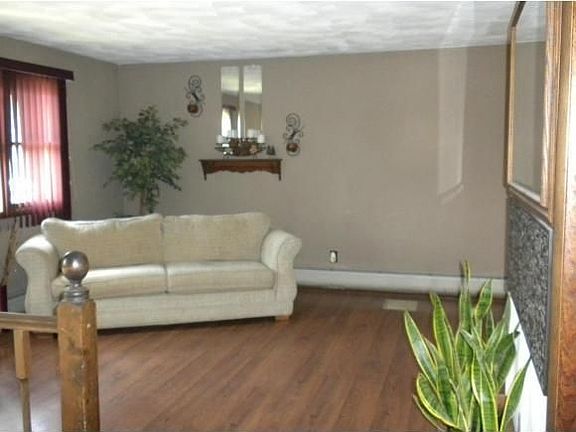 2nd image of 34 Green Meadow Ln