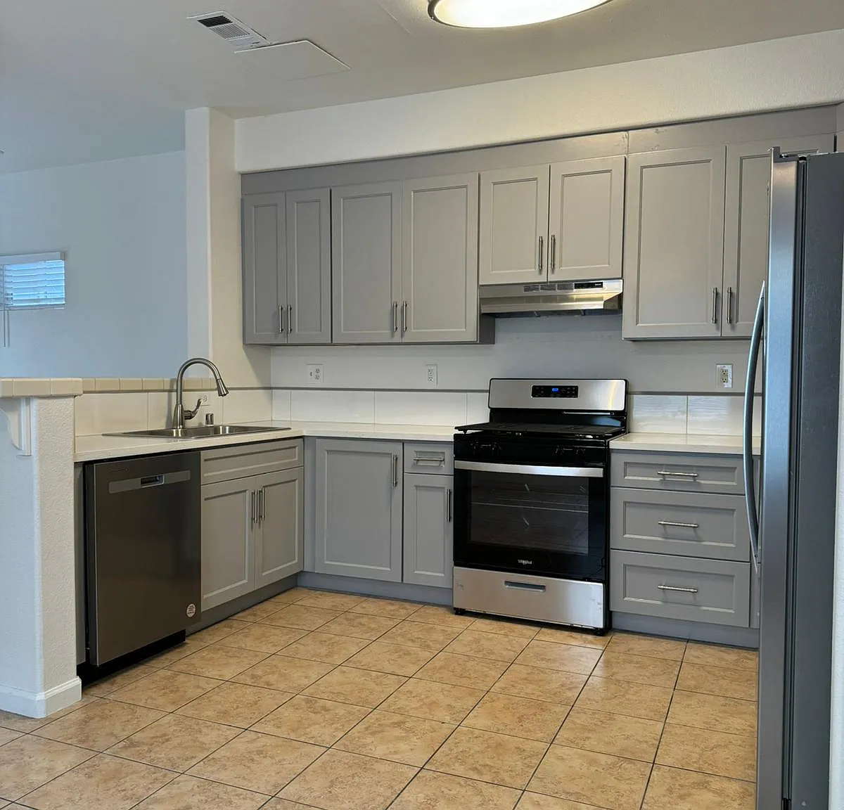 4 bed, 2.5 bath, 2004 sqft, $3,500 — Photo 3