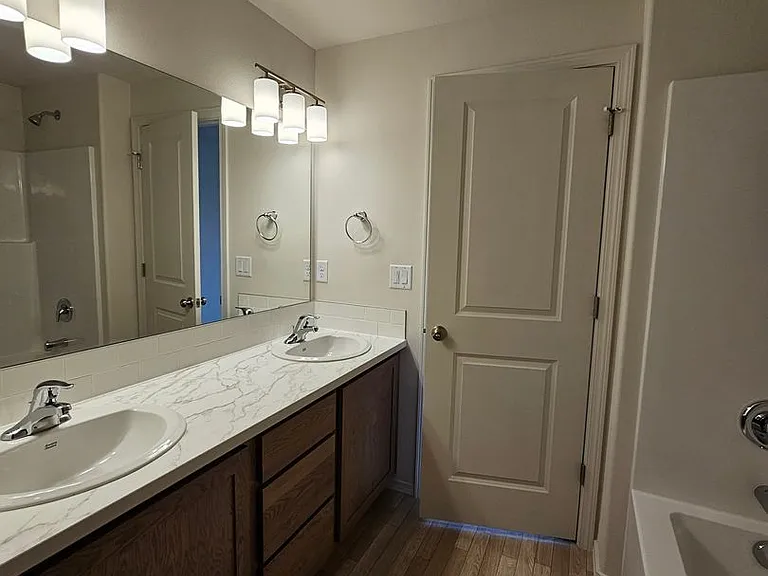 547 SE Polaris St — Photo 7