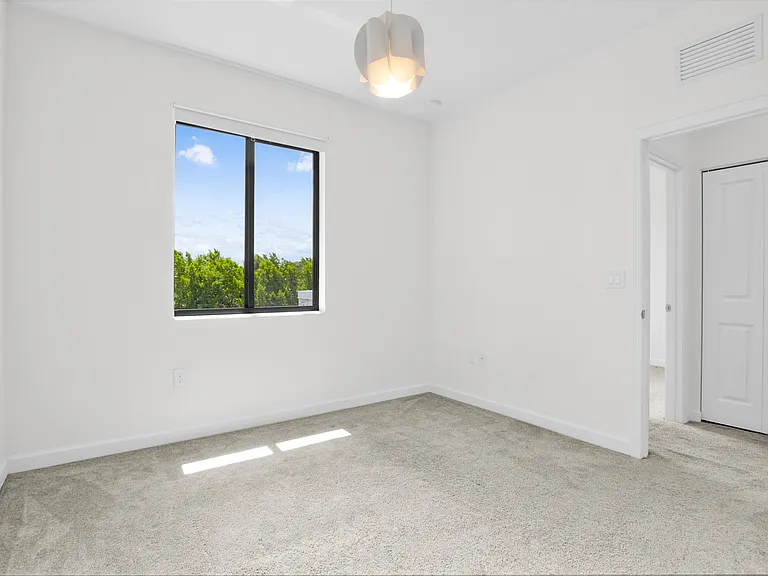 20610 NE 5th Pl — Photo 32