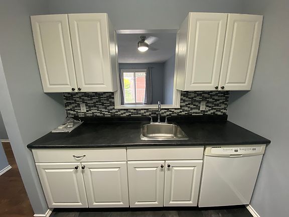 4th image of 580 Armstrong Rd #407