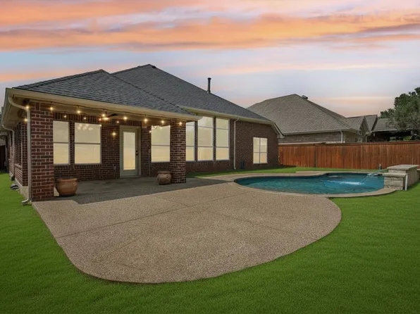 8330 Elena Dr, Lantana, TX 76226
