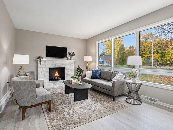 5th image of 3935 Grape Ave NE