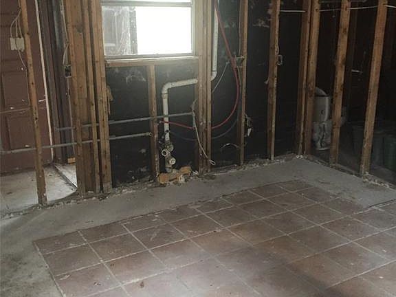 5th image of 16027 Bear Hill Dr