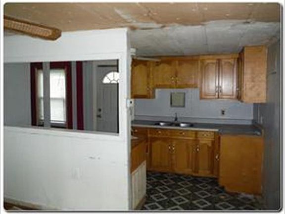 5th image of 719 Davis Heights Dr