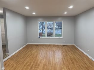 1901 Crescent Ln, Hoffman Estates, IL 60169