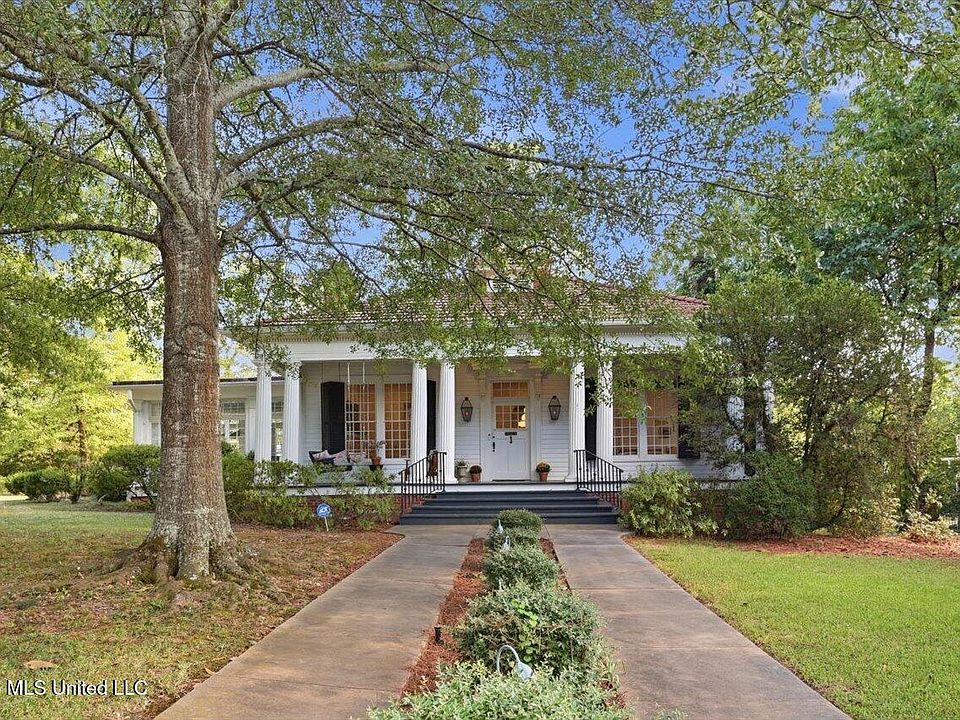 1st image of 1025 Pinehurst St