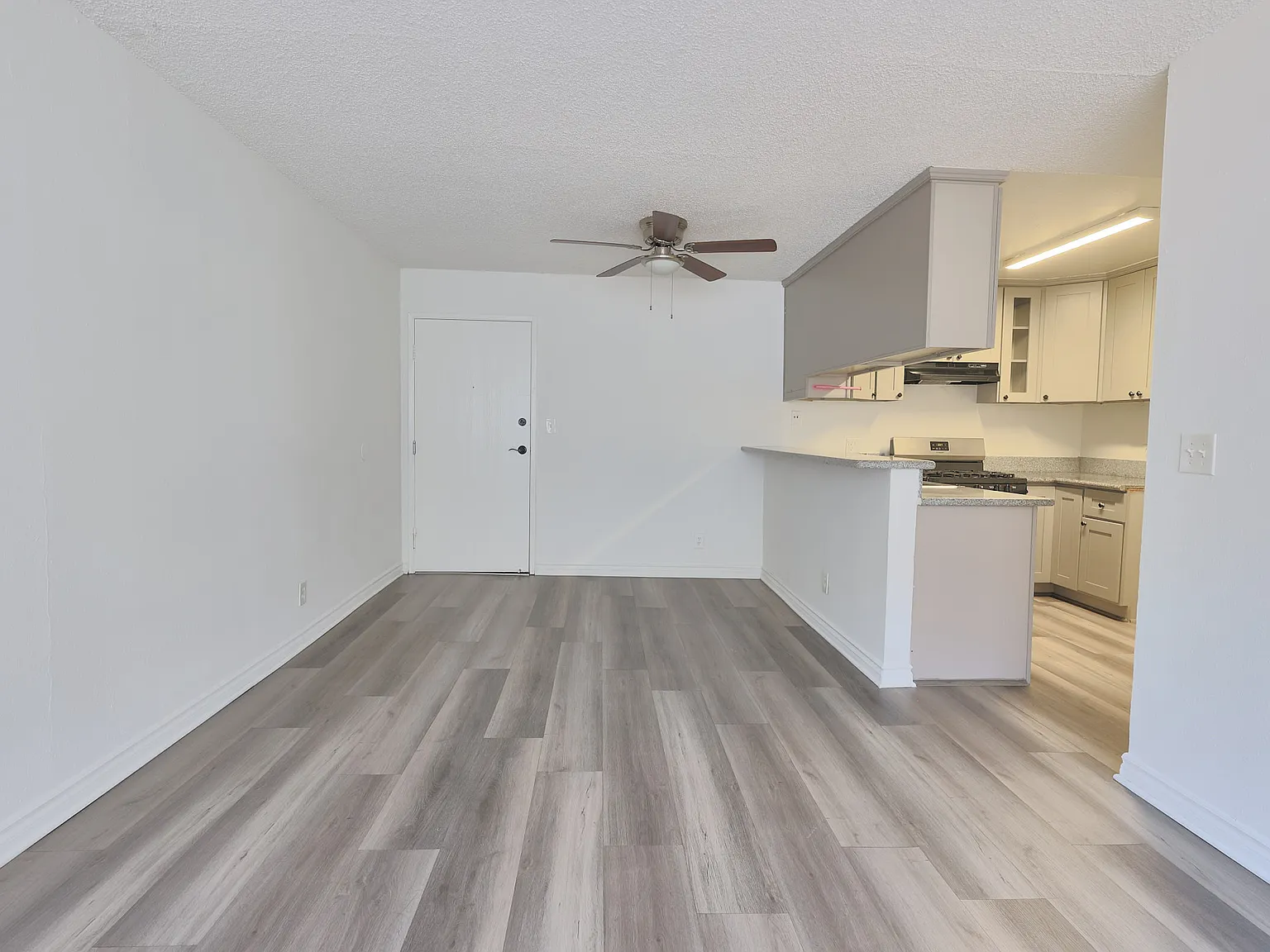 943 Elden Ave — Photo 4