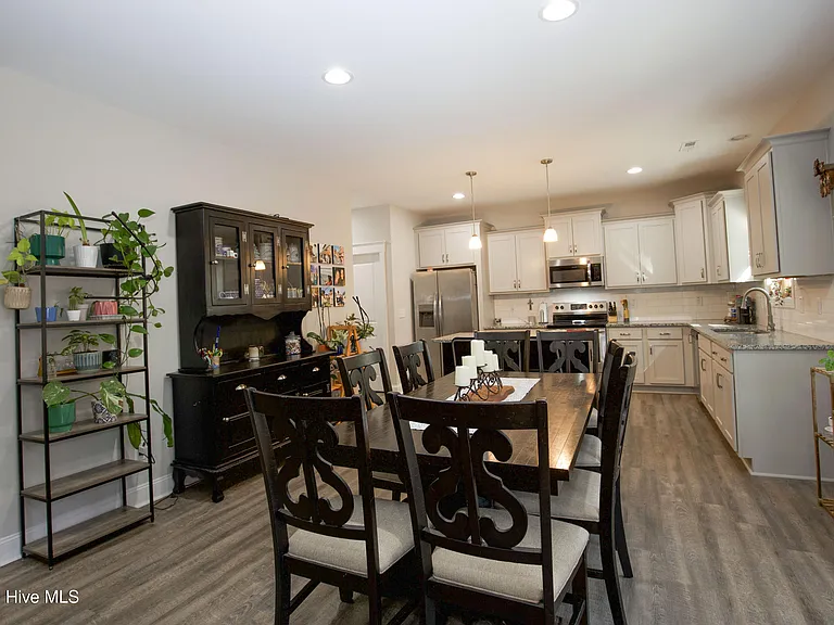 643 Lilac Ln — Photo 18